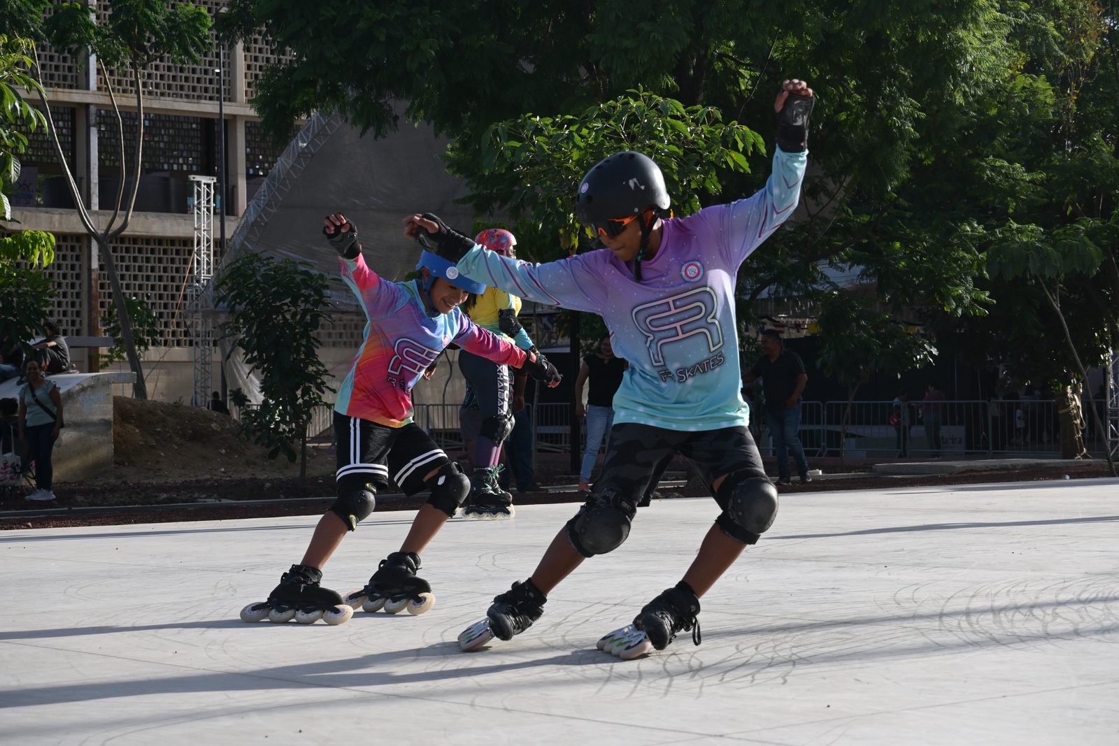 Patinadores rodando juntos en la pista