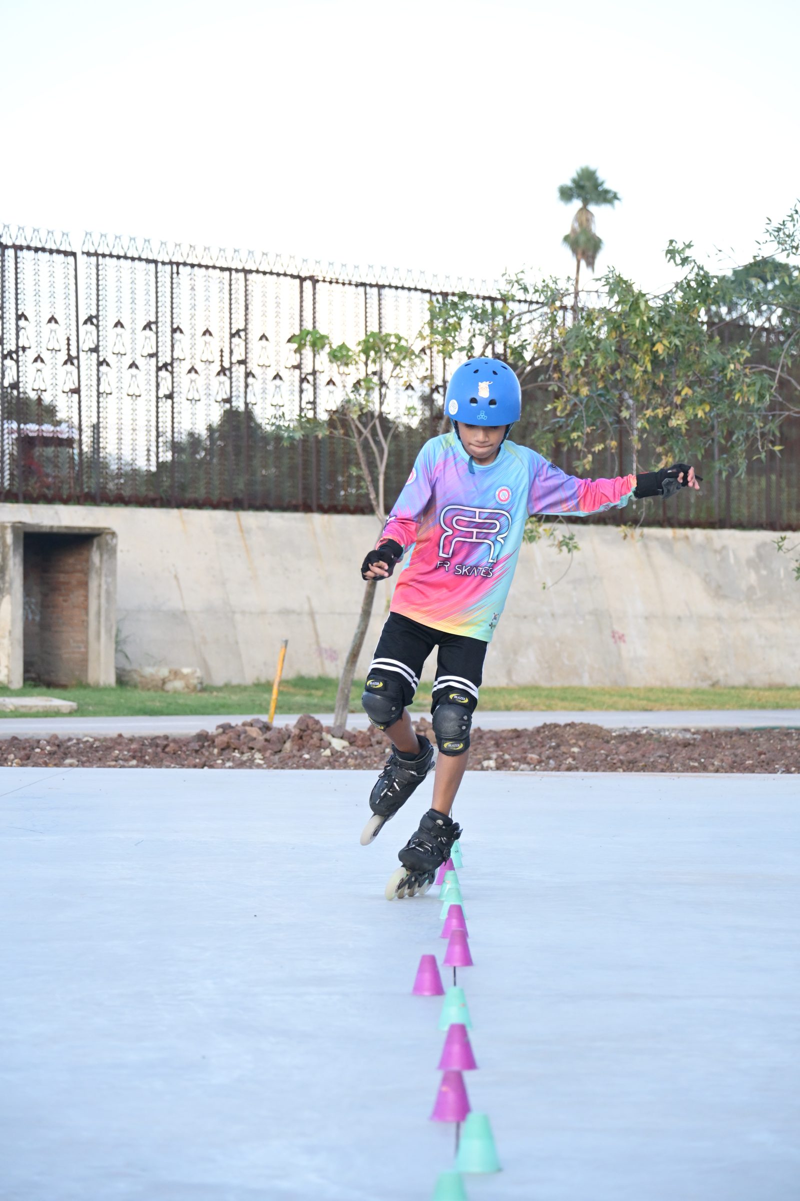 Patinadora pasando entre conos de slalom