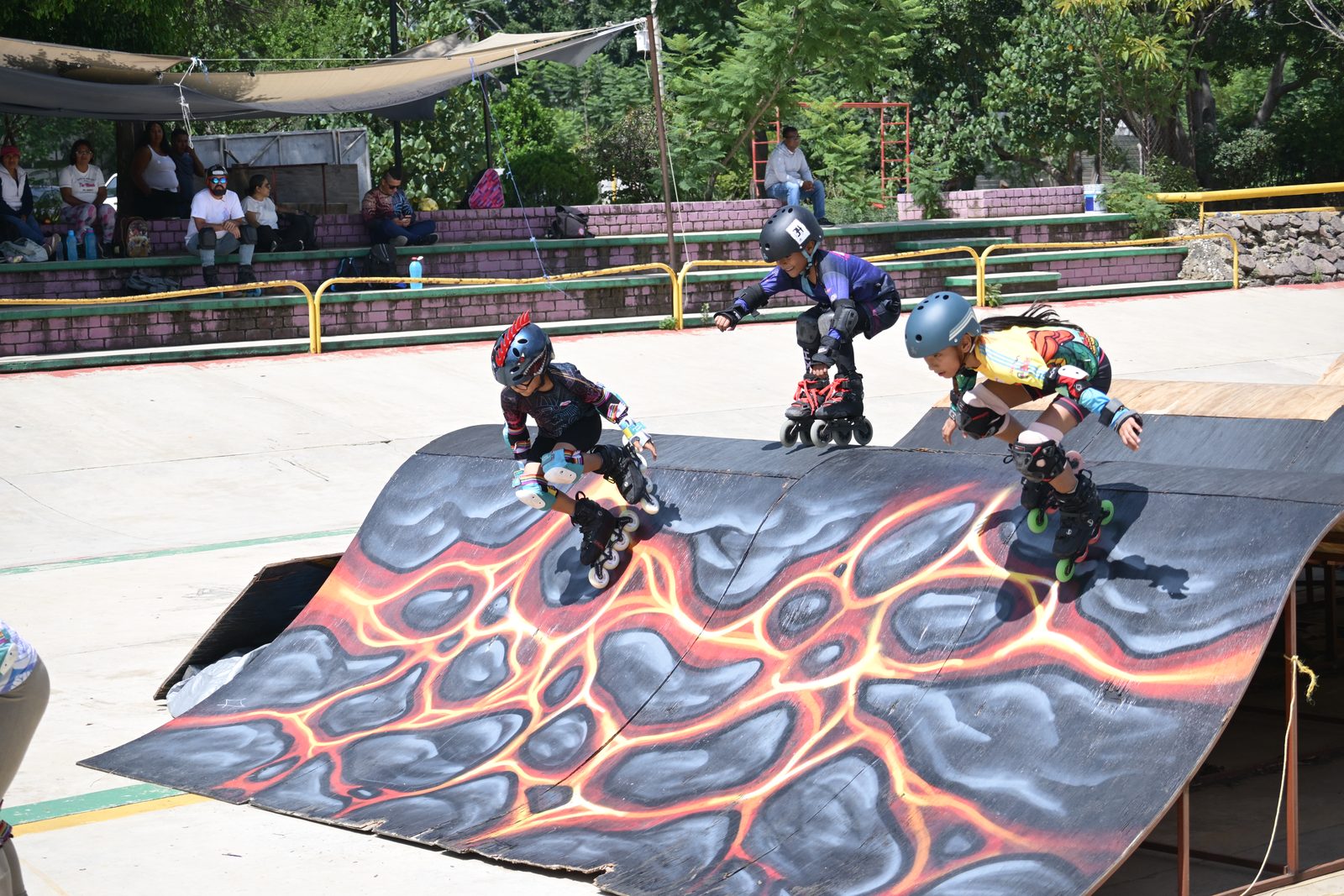 Patinadores bajando una rampa