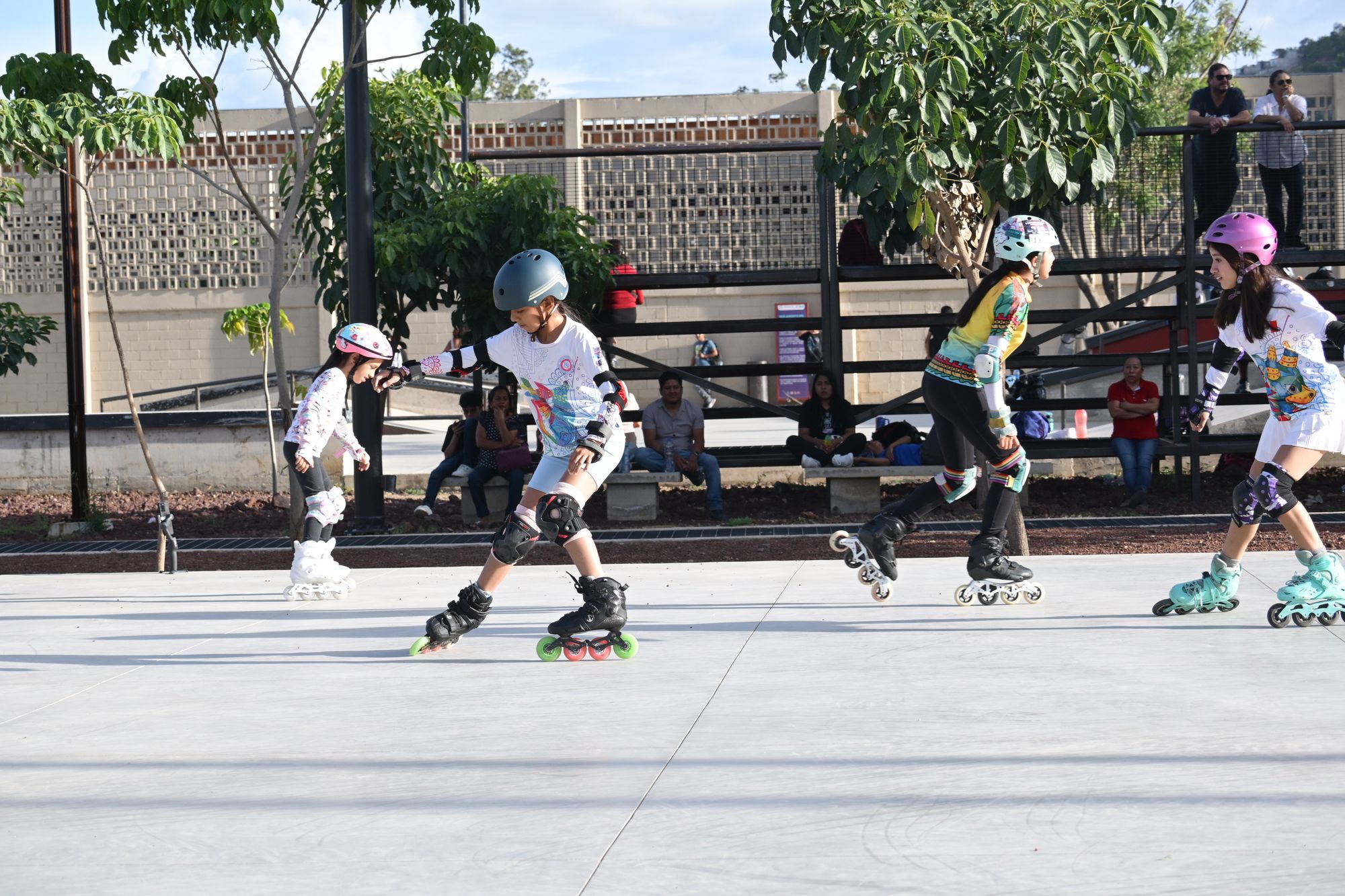 Grupo de patinadores infantiles en la pista