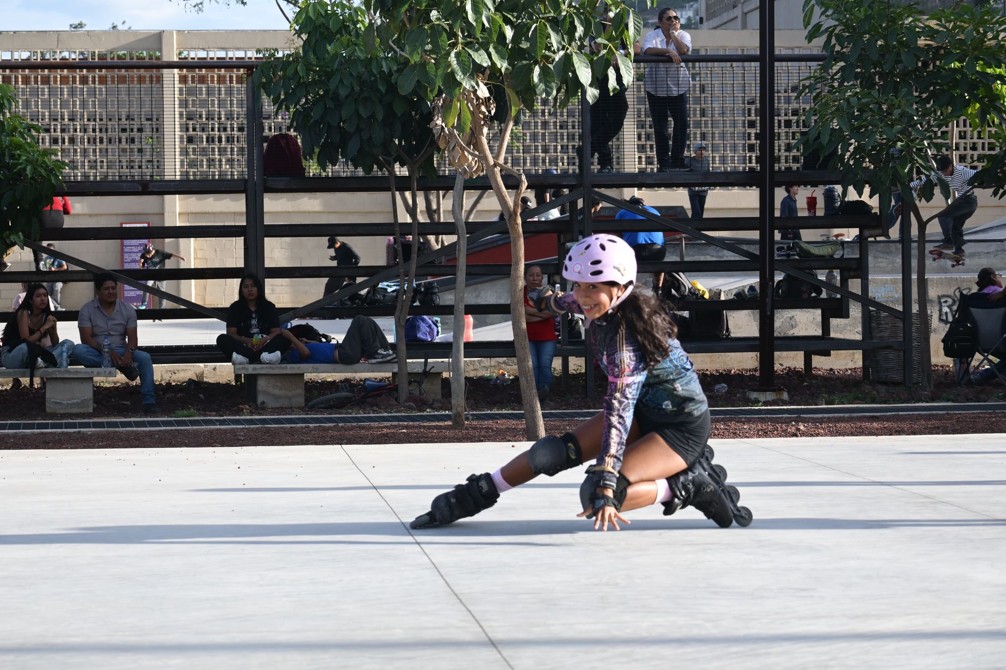Patinadora haciendo un slide sobre la pista